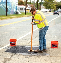 Водорастворимая формула Aquaphalt делает ремонт дорожного покрытия проще, чем когда-либо.